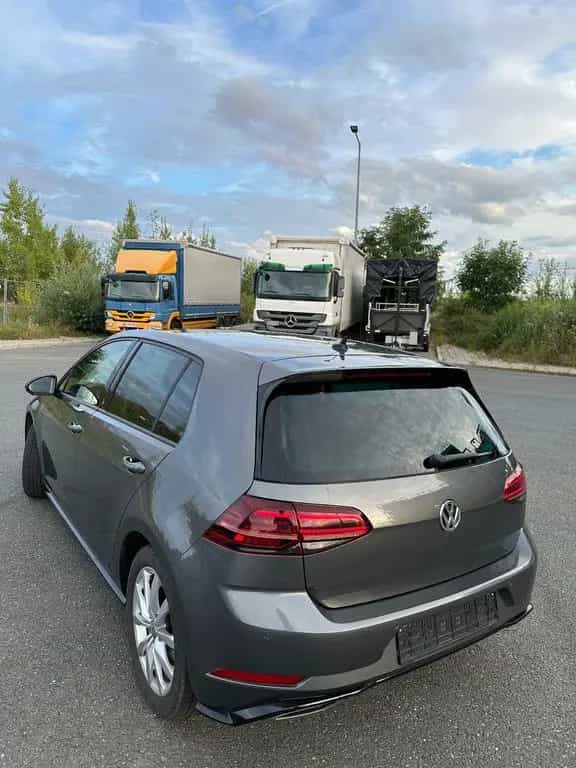 Volkswagen Golf VII 1.5 TSI Highline R-LINE LED TÜV NEU 07/2019-photo-4