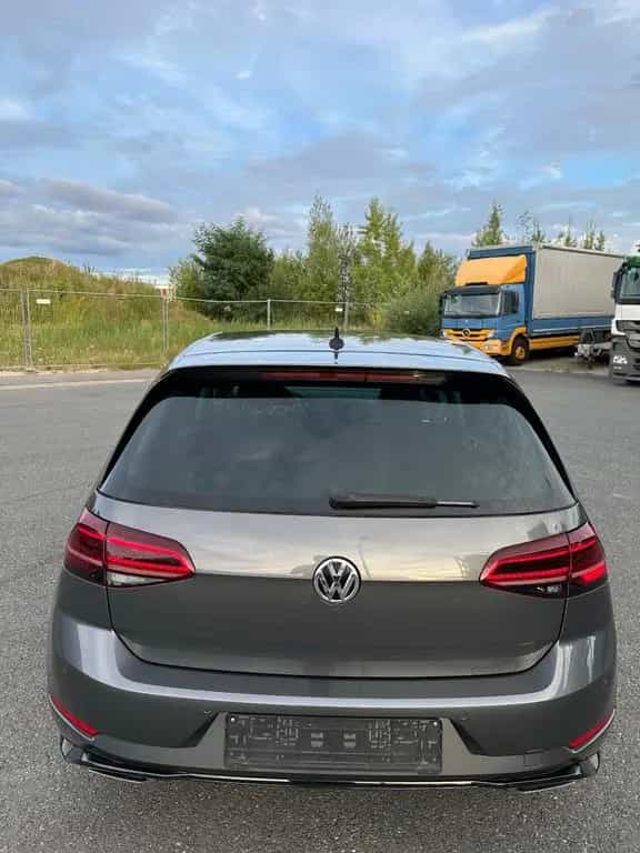 Volkswagen Golf VII 1.5 TSI Highline R-LINE LED TÜV NEU 07/2019-photo-5