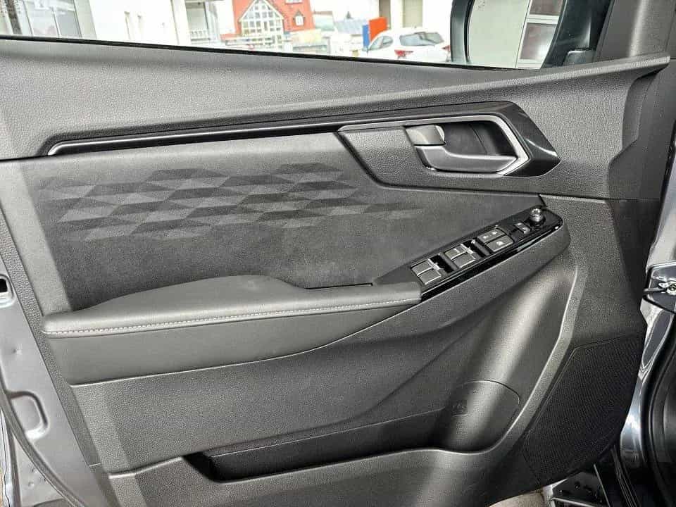 Isuzu D-Max Double Cab 4x4 AHK V-Cross A/T 02/2025-photo-10