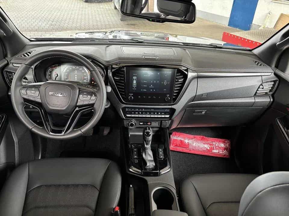 Isuzu D-Max Double Cab 4x4 AHK V-Cross A/T 02/2025-photo-12