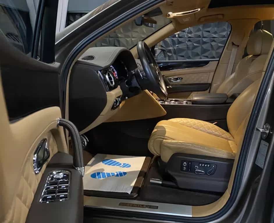 Bentley Bentayga 6.0 W12 4WD Massagesitze, Pano,AHK 01/2017-photo-10
