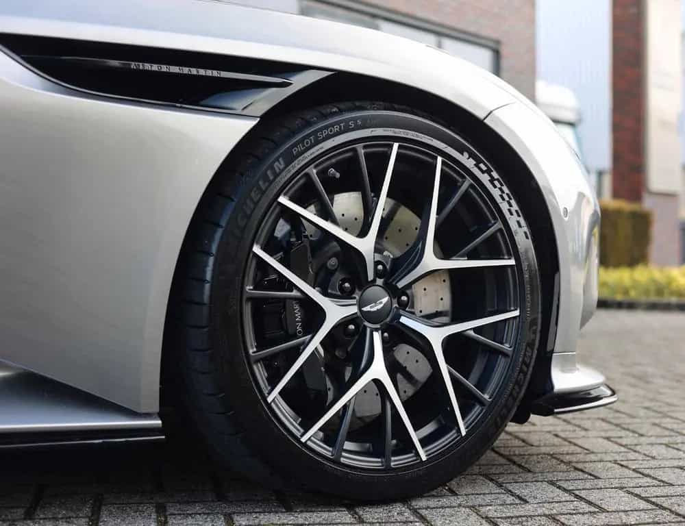 Aston Martin DB12 Coupé | Aluminite Silver 09/2023-photo-19