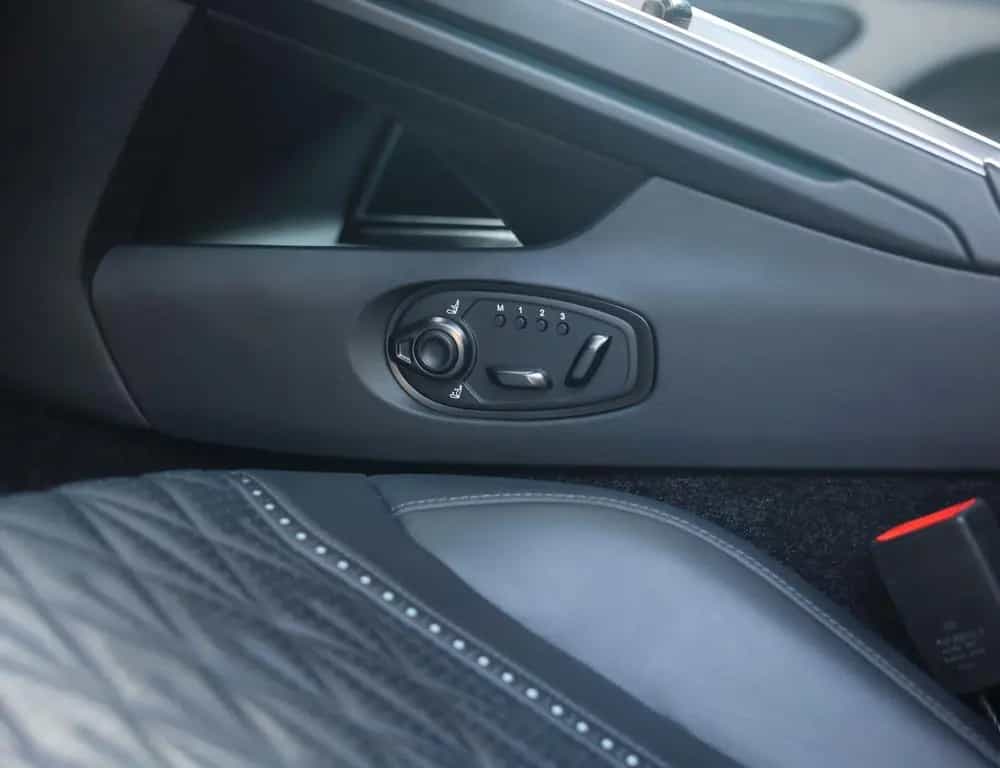 Aston Martin DB12 Coupé | Aluminite Silver 09/2023-photo-32