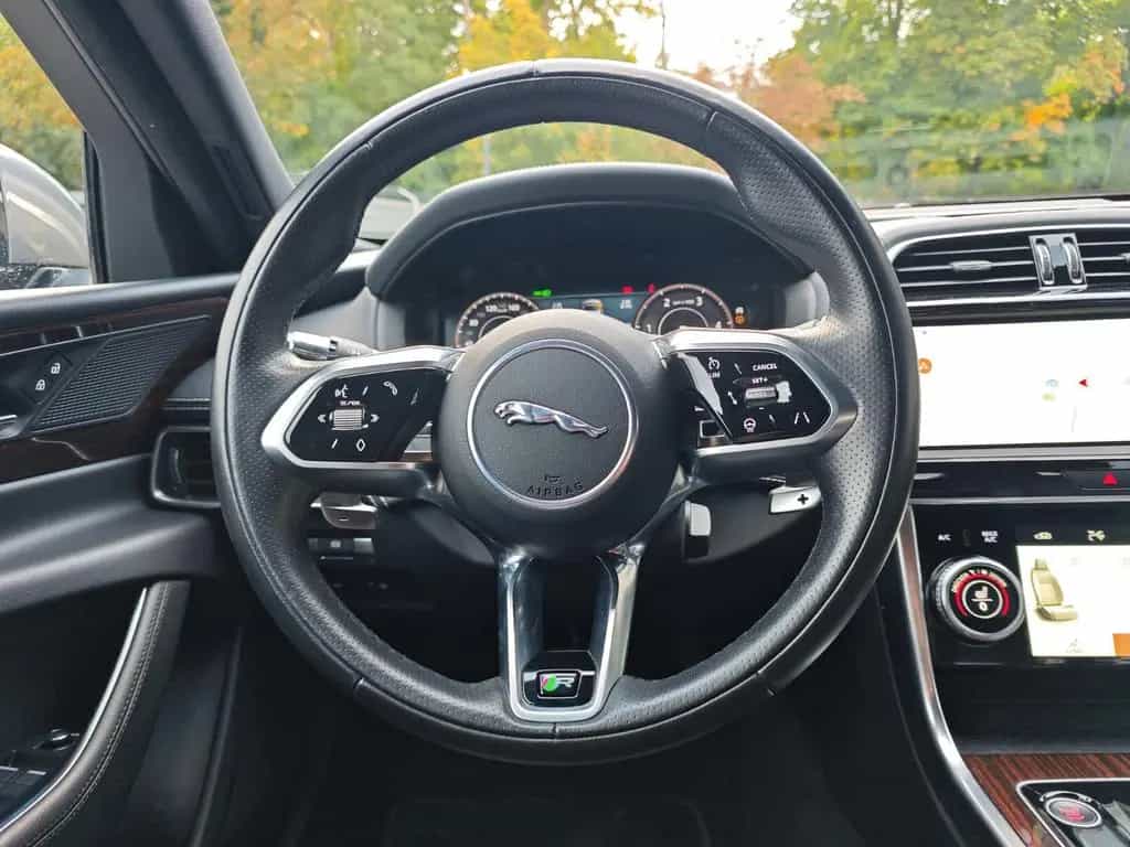 Jaguar XE 2.0d R-DYNAMIC S*CARPLAY*NAVI*SHZ*VOLL-LED* 04/2021-photo-19