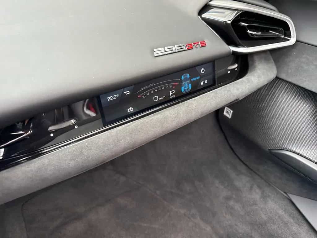 Ferrari 296 GTS *Embleme*Navi*PDC*Klima*Leder* 04/2025-photo-16