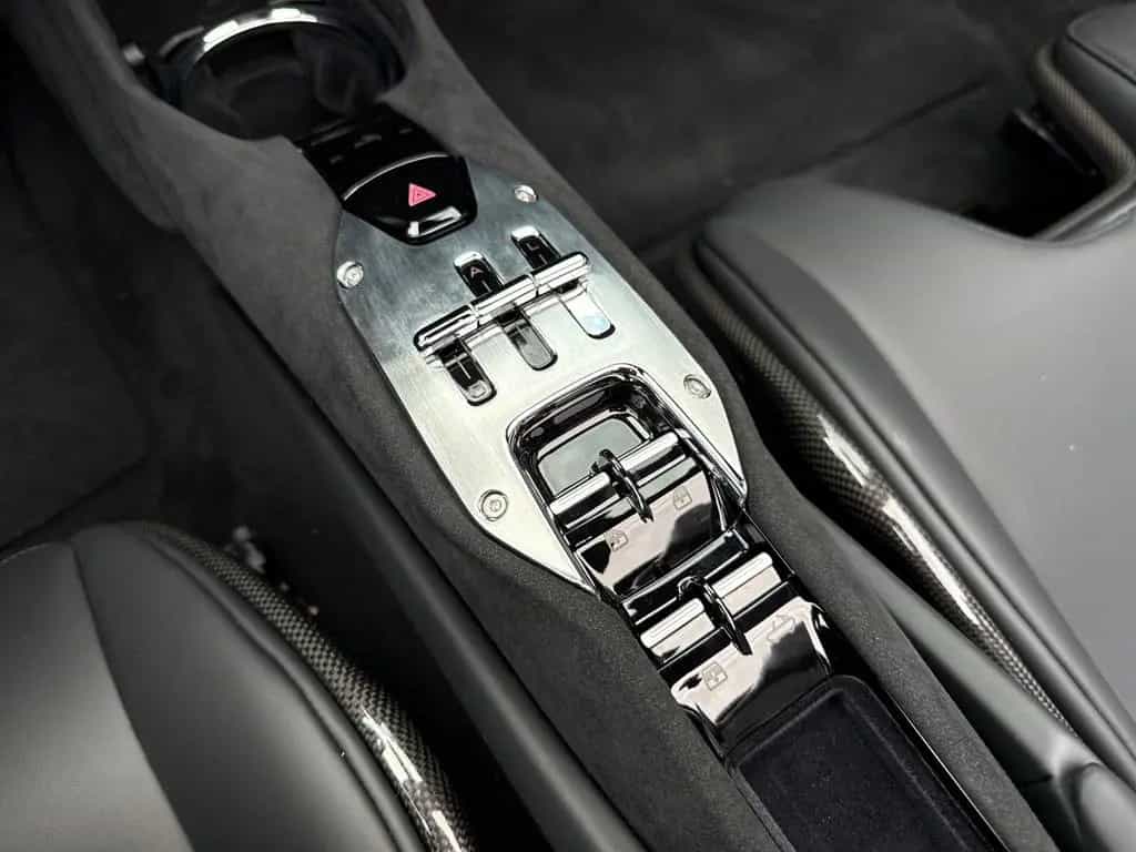 Ferrari 296 GTS *Embleme*Navi*PDC*Klima*Leder* 04/2025-photo-18