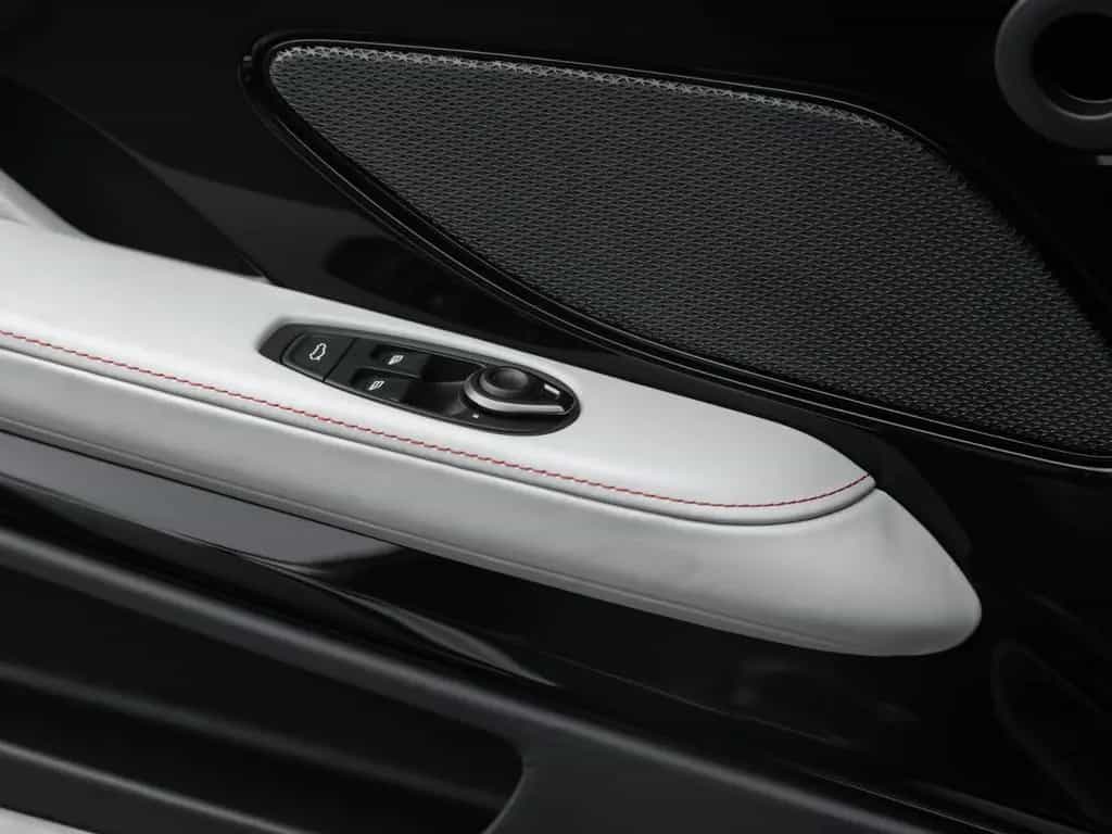 Aston Martin DB12 | Lightning Silver | Int. Duotone null-photo-35