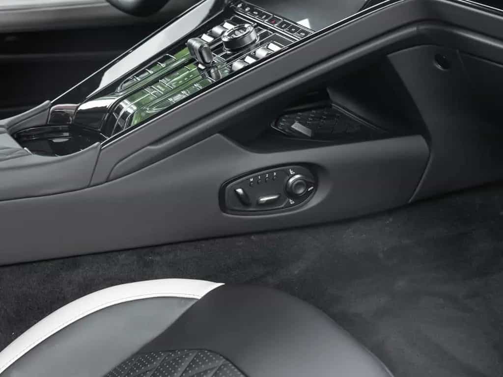 Aston Martin DB12 | Lightning Silver | Int. Duotone null-photo-36