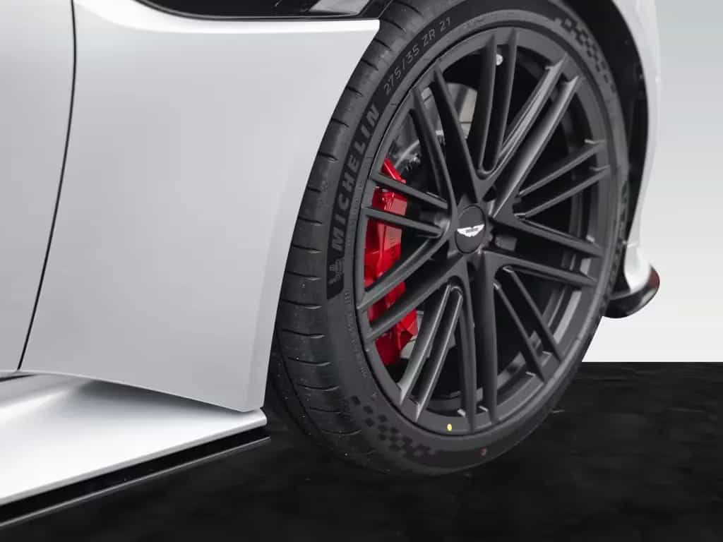 Aston Martin DB12 | Lightning Silver | Int. Duotone null-photo-7