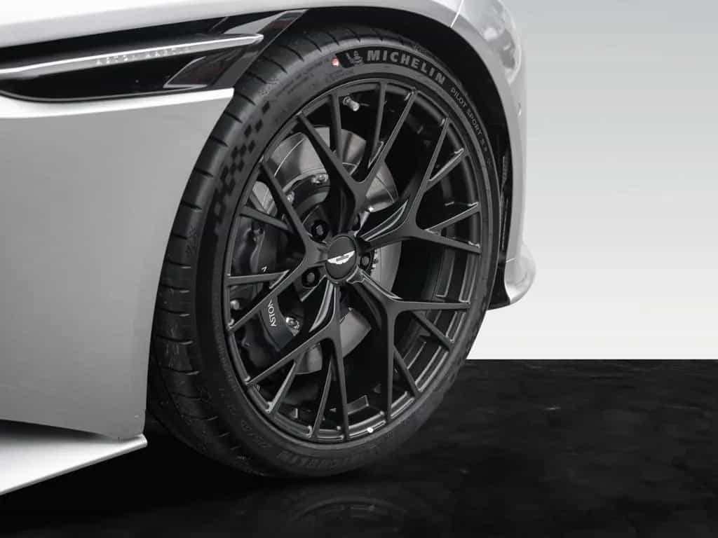 Aston Martin DB12 Volante | Aluminite Silver | 21" Y-Spoke null-photo-21
