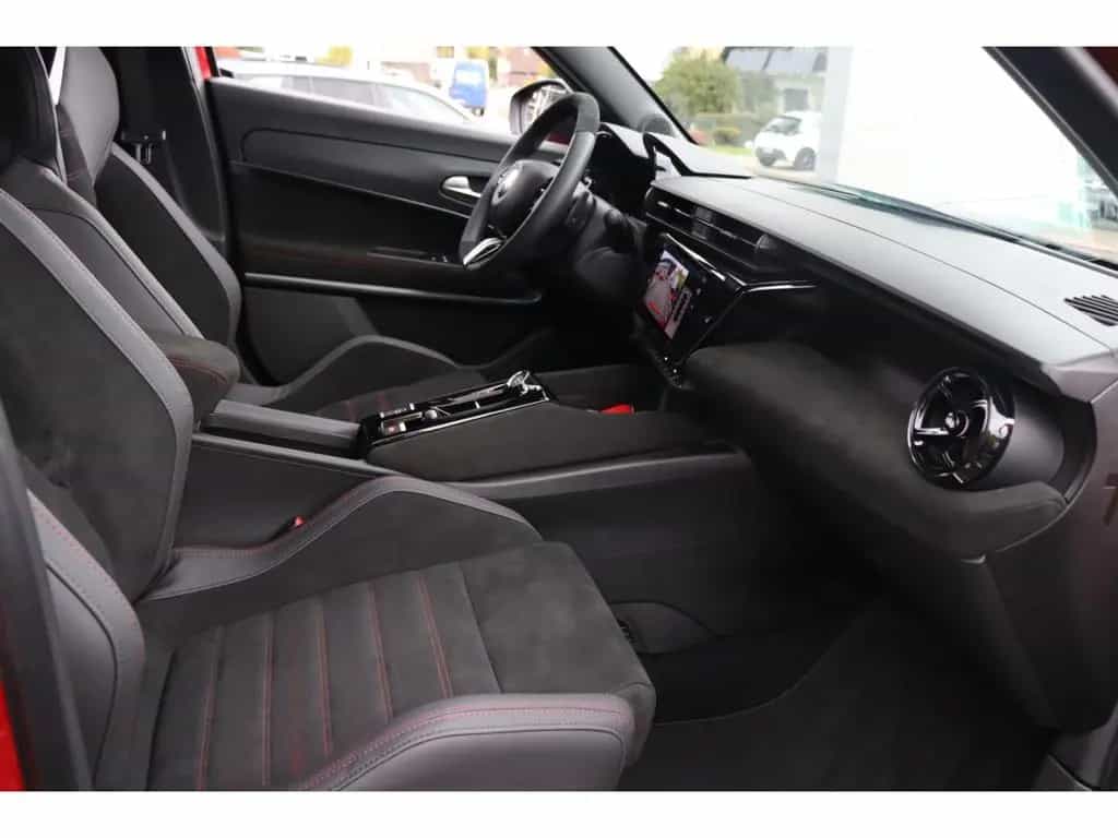 Alfa Romeo Junior IBRIDA Q4 1.2 VGT 145PS DCT6 SPORT SABELT 11/2025-photo-16