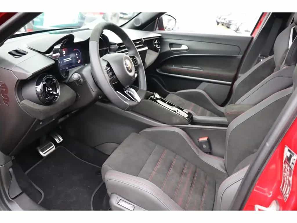 Alfa Romeo Junior IBRIDA Q4 1.2 VGT 145PS DCT6 SPORT SABELT 11/2025-photo-9