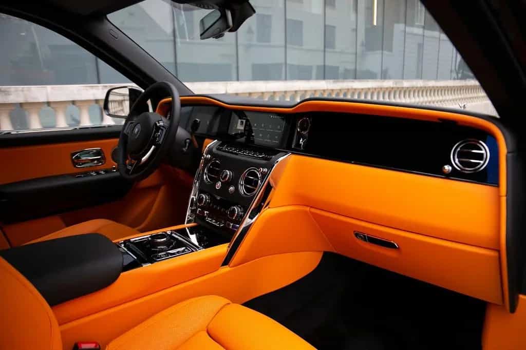 Rolls-Royce Cullinan - BLACK BADGE TRIM 01/2026-photo-16