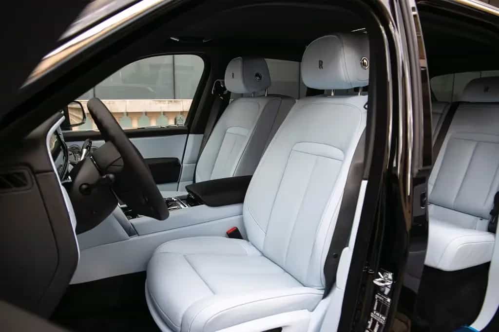 Rolls-Royce Cullinan - BLACK BADGE TRIM 01/2026-photo-1
