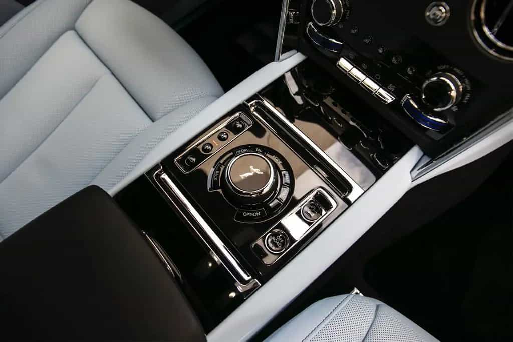 Rolls-Royce Cullinan - BLACK BADGE TRIM 01/2026-photo-12