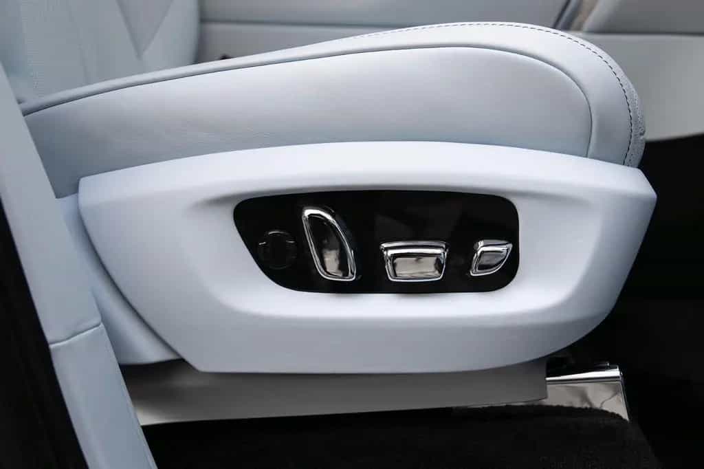 Rolls-Royce Cullinan - BLACK BADGE TRIM 01/2026-photo-15