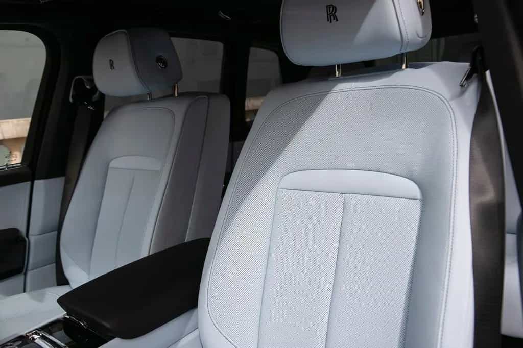 Rolls-Royce Cullinan - BLACK BADGE TRIM 01/2026-photo-18