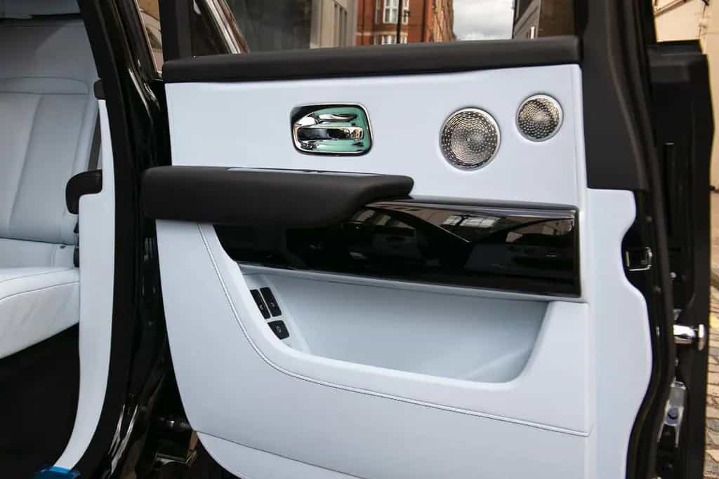 Rolls-Royce Cullinan - BLACK BADGE TRIM 01/2026-photo-22