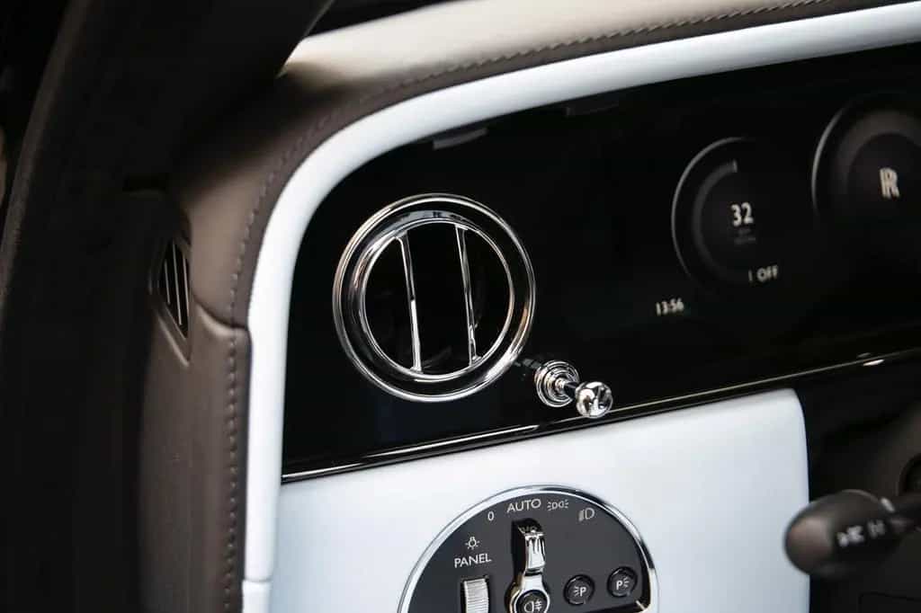 Rolls-Royce Cullinan - BLACK BADGE TRIM 01/2026-photo-23