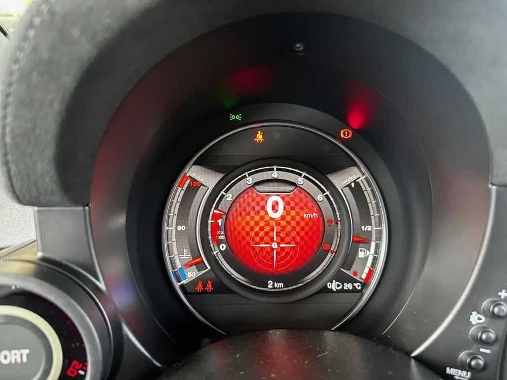 Abarth 695 75 Anniversario 180 PS Schaltgetriebe 06/2024-photo-10