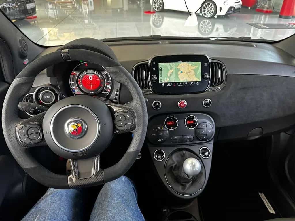 Abarth 695 75 Anniversario 180 PS Schaltgetriebe 06/2024-photo-11