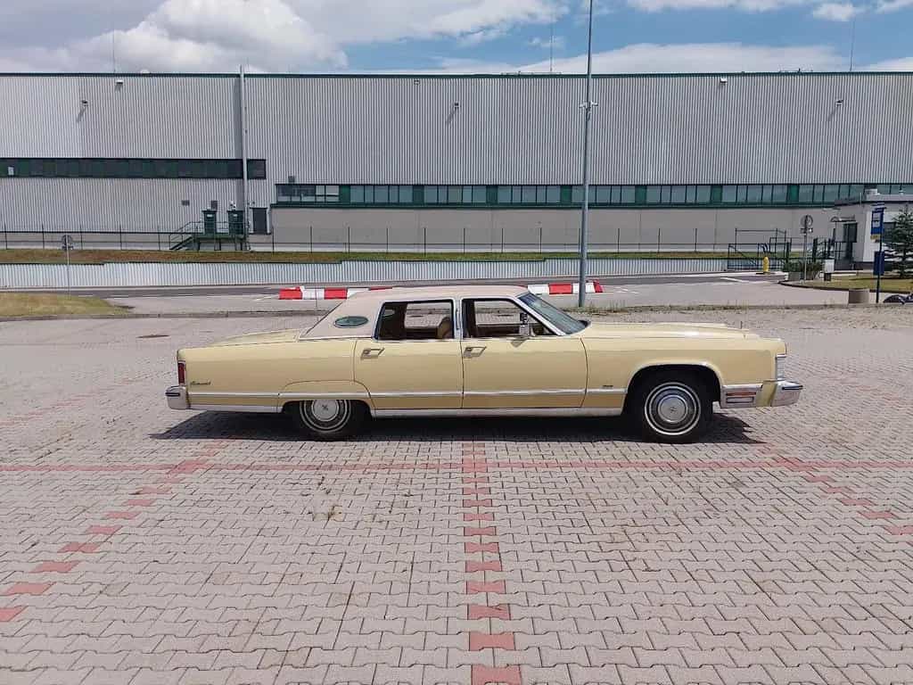 Lincoln Continental Town Car 1975 02/1975-photo-2