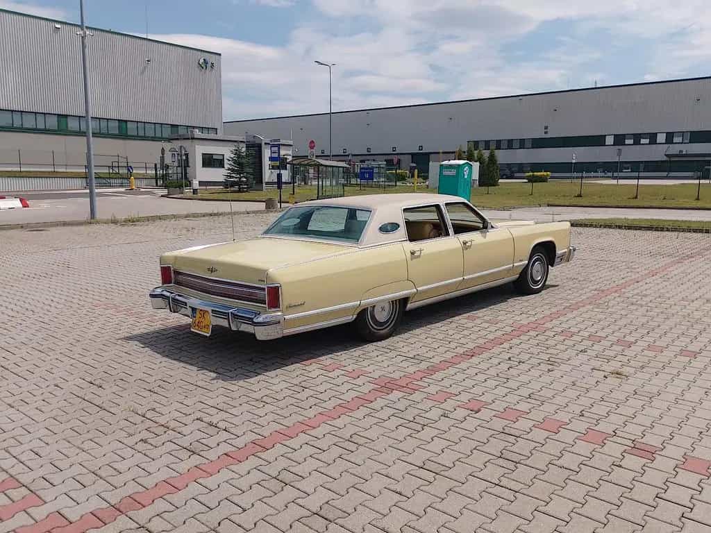 Lincoln Continental Town Car 1975 02/1975-photo-3