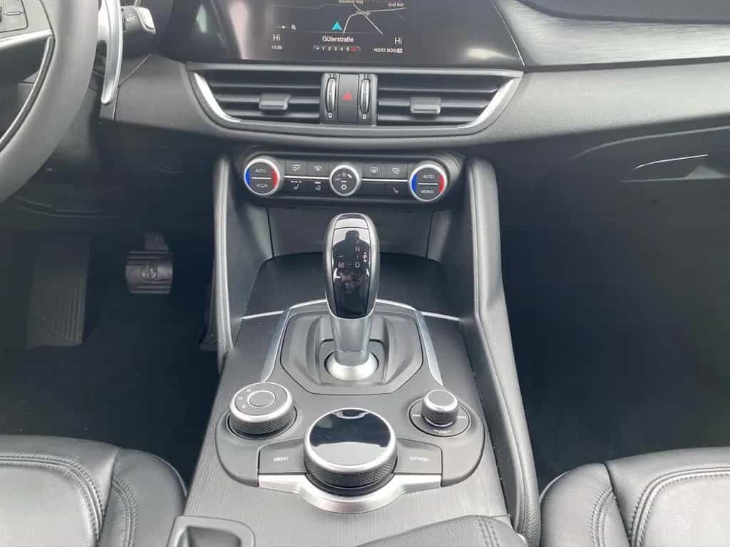 Alfa Romeo Giulia 2.2 JTDM Super *AHK*Winterpaket*Navi* 08/2017-photo-17