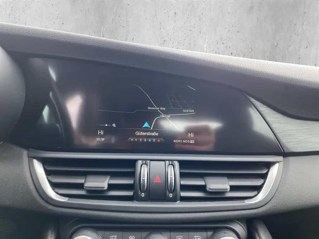 Alfa Romeo Giulia 2.2 JTDM Super *AHK*Winterpaket*Navi* 08/2017-photo-18