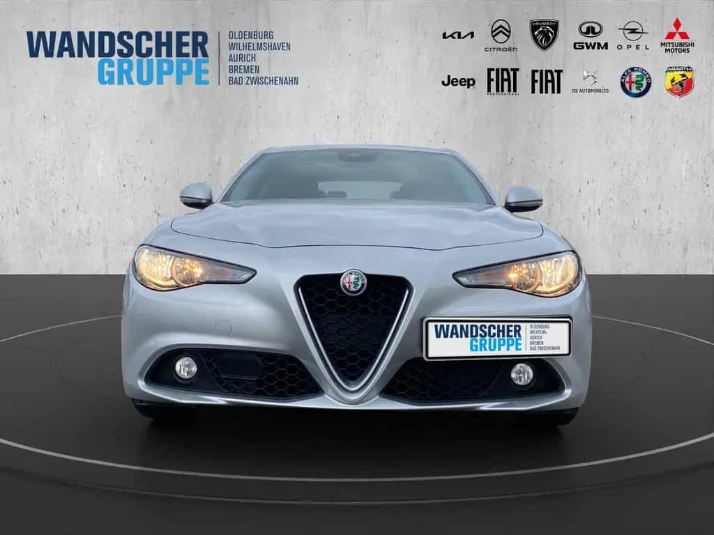 Alfa Romeo Giulia 2.2 JTDM Super *AHK*Winterpaket*Navi* 08/2017-photo-3