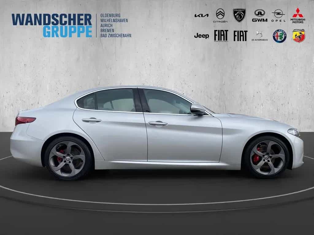 Alfa Romeo Giulia 2.2 JTDM Super *AHK*Winterpaket*Navi* 08/2017-photo-8