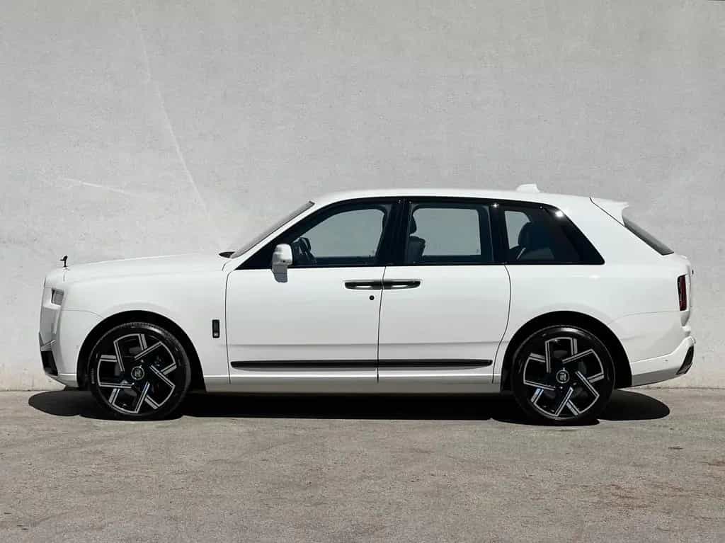 Rolls-Royce Cullinan Black Badge Série II 01/2025-photo-2