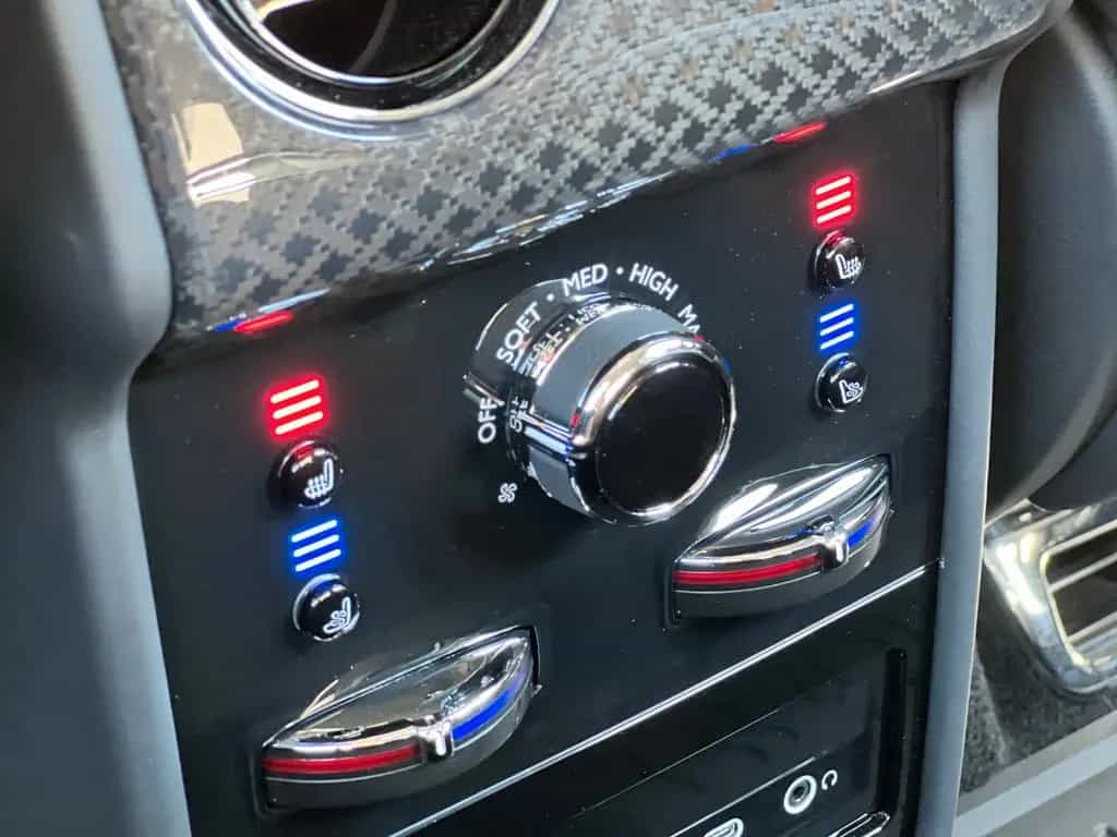 Rolls-Royce Cullinan Black Badge Série II 01/2025-photo-27