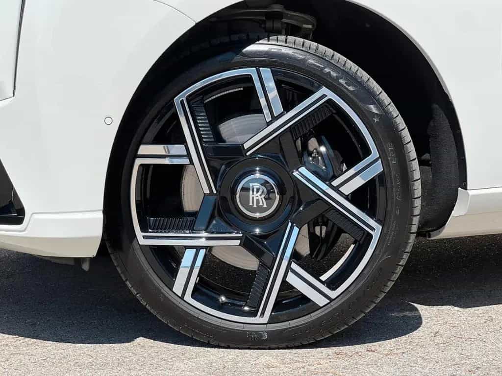Rolls-Royce Cullinan Black Badge Série II 01/2025-photo-8
