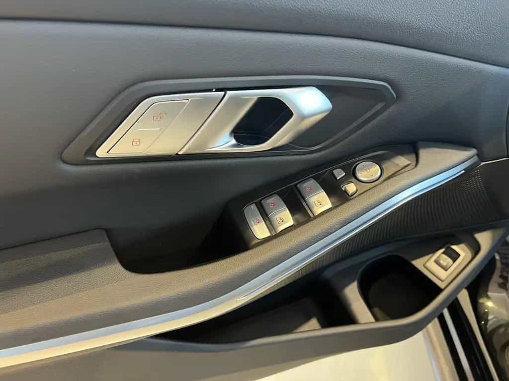 BMW 3 Series 320d Touring M Sport AHK HeadUp Navi LED HiFi 08/2025-photo-17