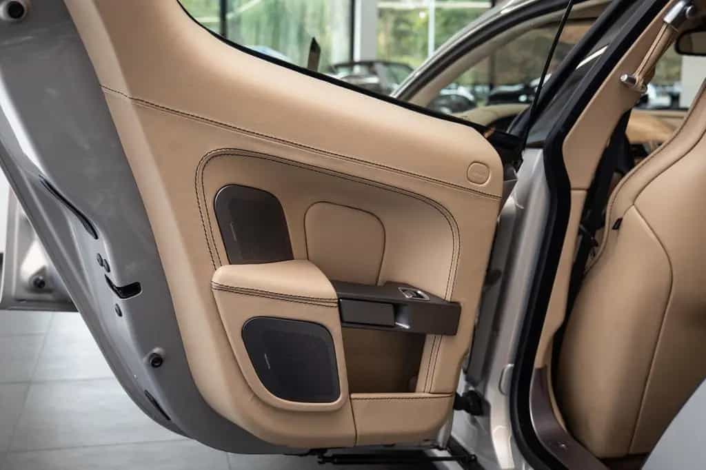 Aston Martin Rapide Touchtronic V12 /Bang&Olufsen 10/2010-photo-11