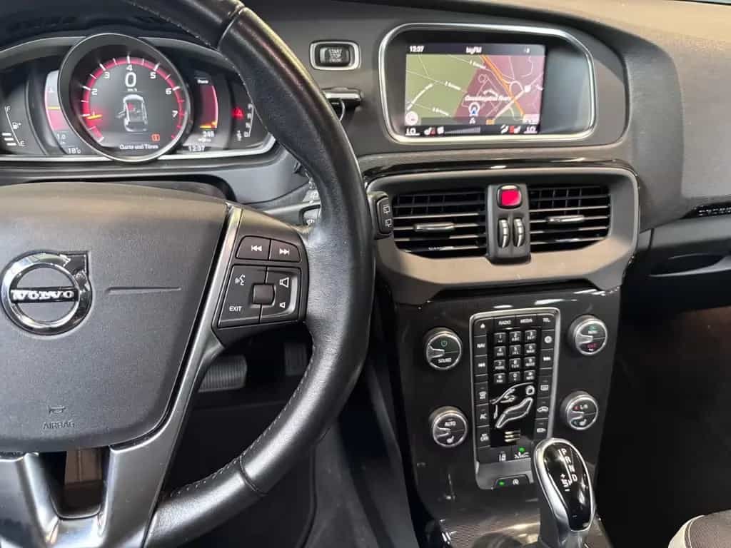 Volvo V40 Cross Country Momentum LED NAVI ALU 06/2018-photo-14