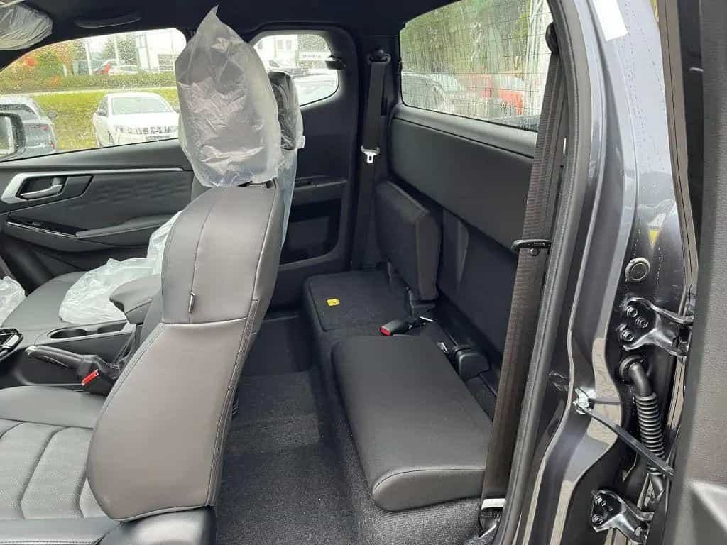 Isuzu D-Max Space Cab 4WD Autm. LS null-photo-4