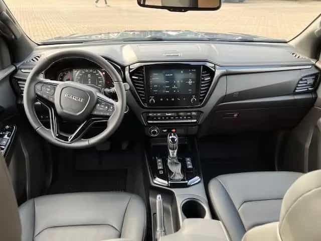 Isuzu D-Max MY 25 Double Cab V-Cross AT 11/2025-photo-3