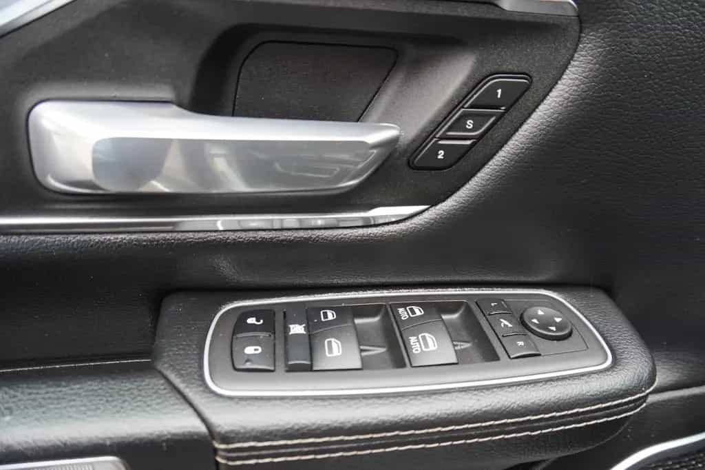 Dodge RAM 5,7 Laramie  ~4x4~Leder~LED~AHK~ 07/2022-photo-21