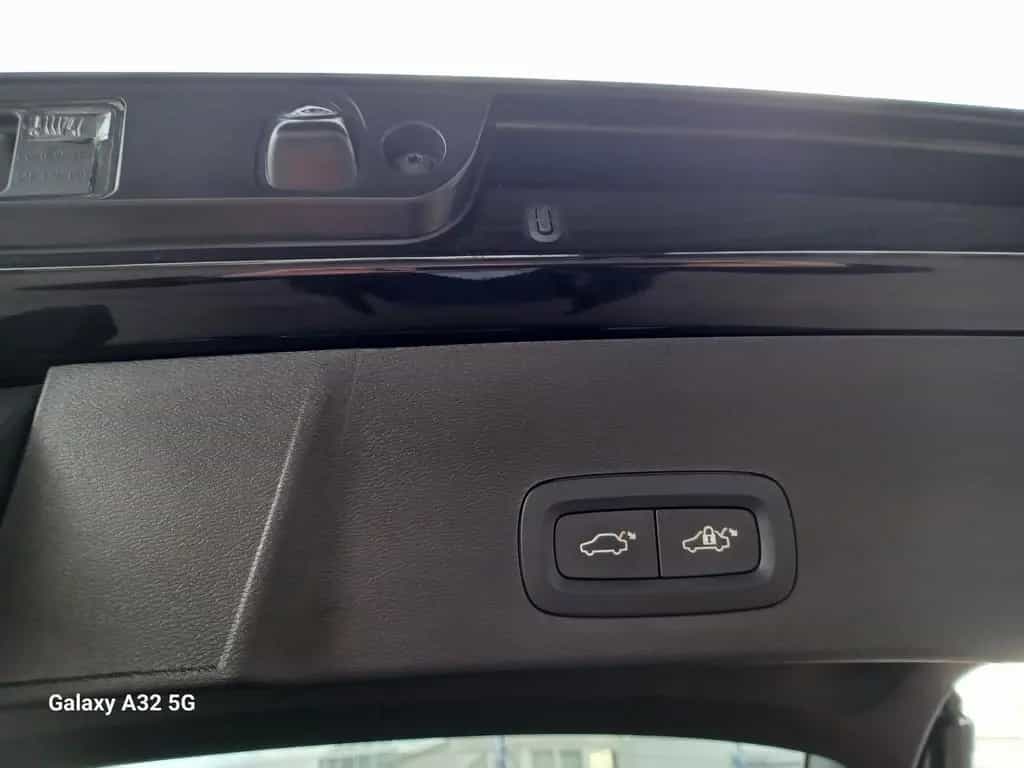 Volvo XC40 B4°Black Edition °PLUS° Panorama/Schiebedac 02/2025-photo-15