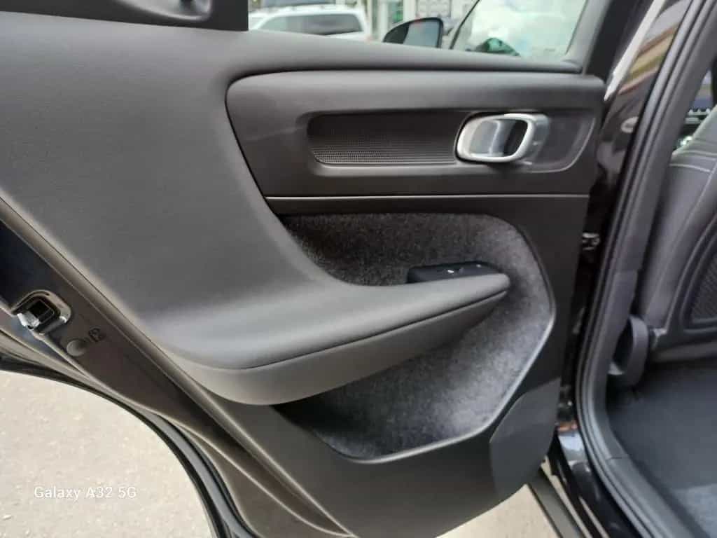 Volvo XC40 B4°Black Edition °PLUS° Panorama/Schiebedac 02/2025-photo-18
