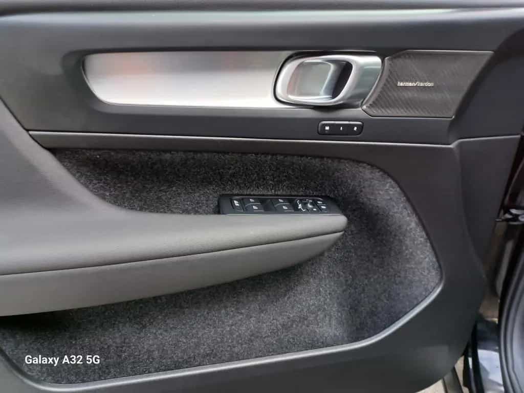 Volvo XC40 B4°Black Edition °PLUS° Panorama/Schiebedac 02/2025-photo-19