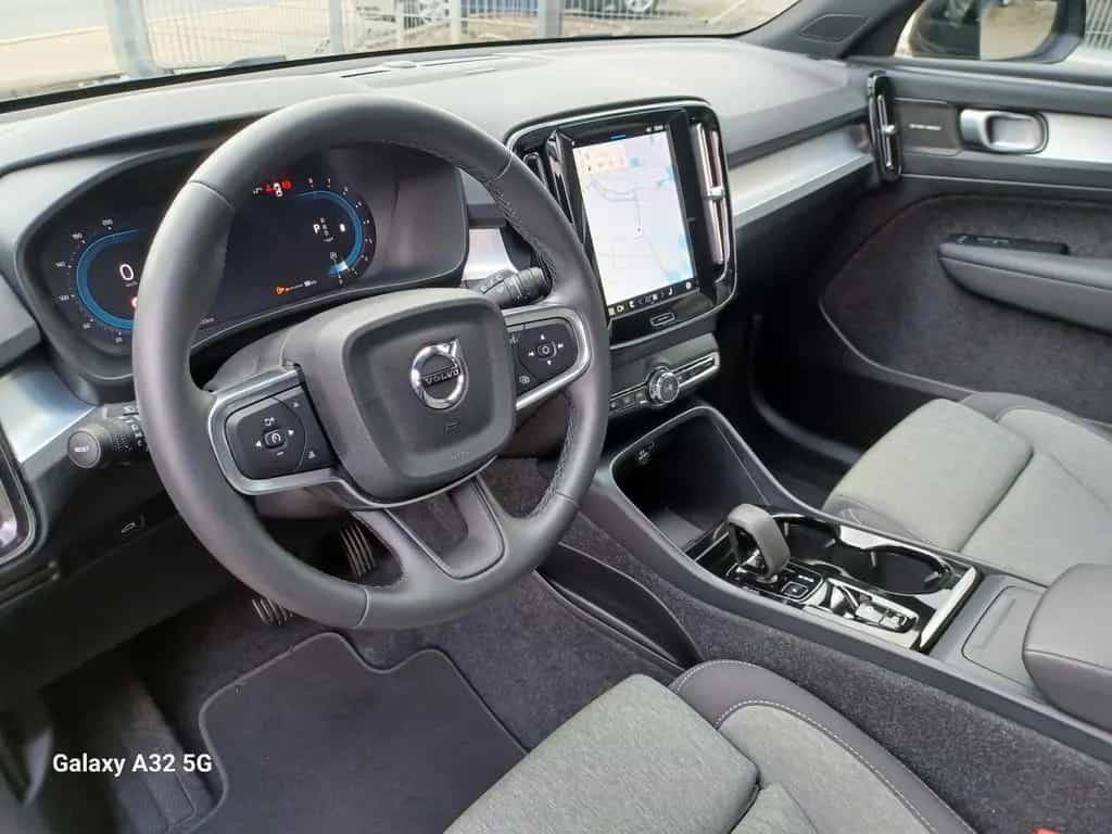 Volvo XC40 B4°Black Edition °PLUS° Panorama/Schiebedac 02/2025-photo-21
