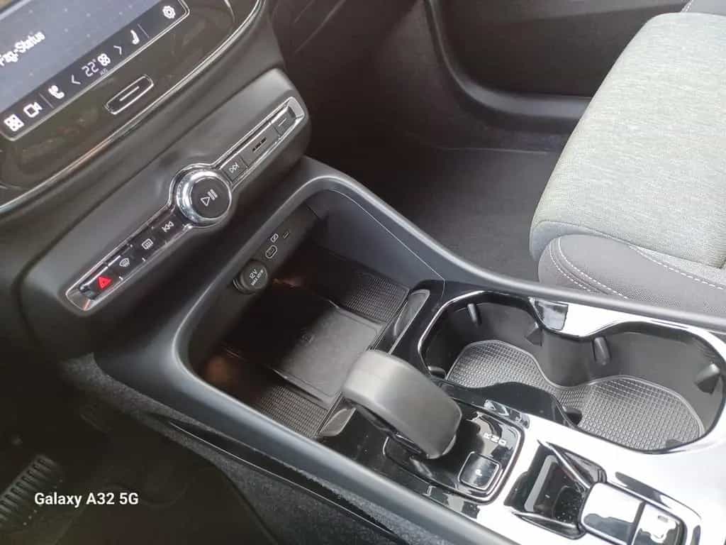 Volvo XC40 B4°Black Edition °PLUS° Panorama/Schiebedac 02/2025-photo-25