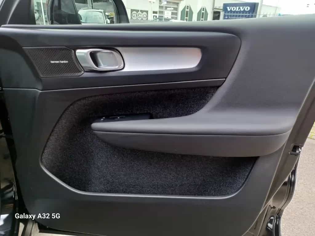 Volvo XC40 B4°Black Edition °PLUS° Panorama/Schiebedac 02/2025-photo-9