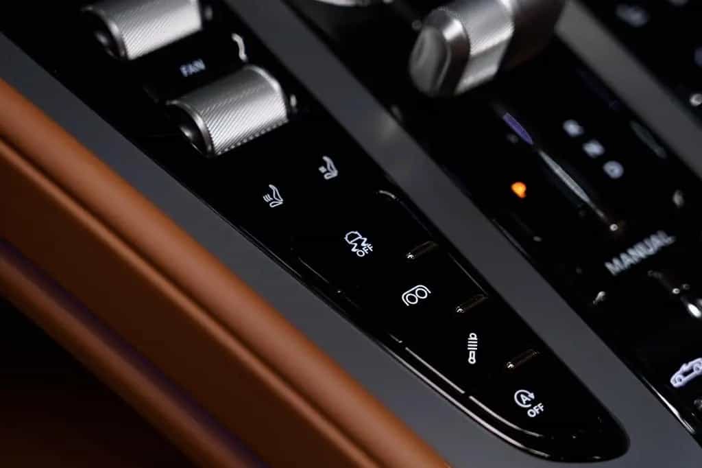 Aston Martin DB12 4.0 V8 Volante 07/2025-photo-16