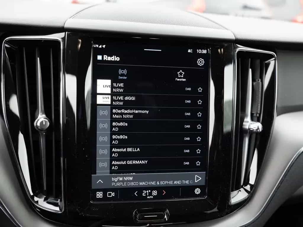Volvo XC60 B4 Core aus 1.Hand KAMERA NAVI FACEL. LED 05/2023-photo-13