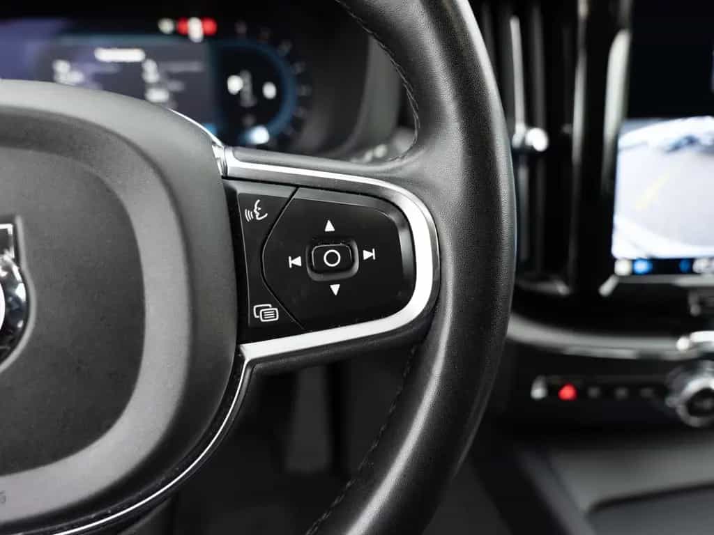 Volvo XC60 B4 Core aus 1.Hand KAMERA NAVI FACEL. LED 05/2023-photo-18