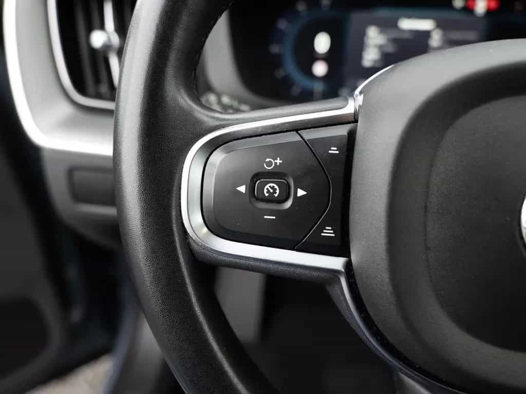 Volvo XC60 B4 Core aus 1.Hand KAMERA NAVI FACEL. LED 05/2023-photo-19